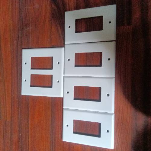 1 light switch cover and 4 outlet covers.