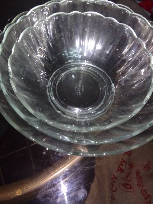 3 three bowl set very beautiful no damages