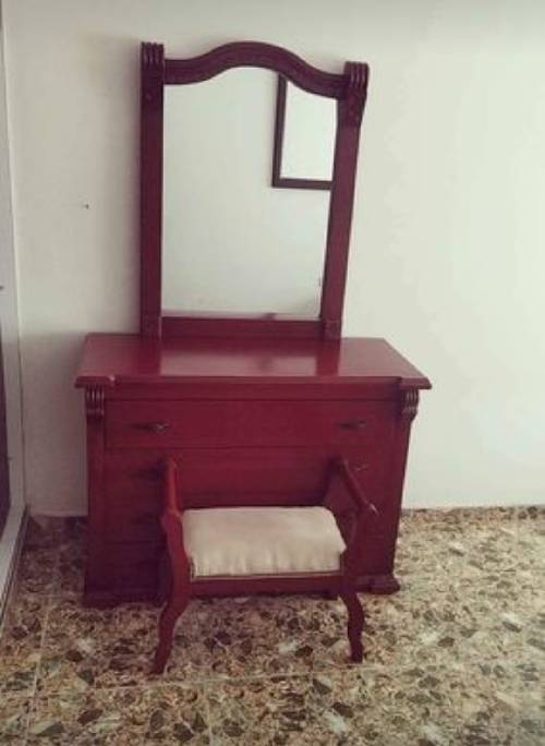 Se vende tocador con silla, como nuevo recién pintado.