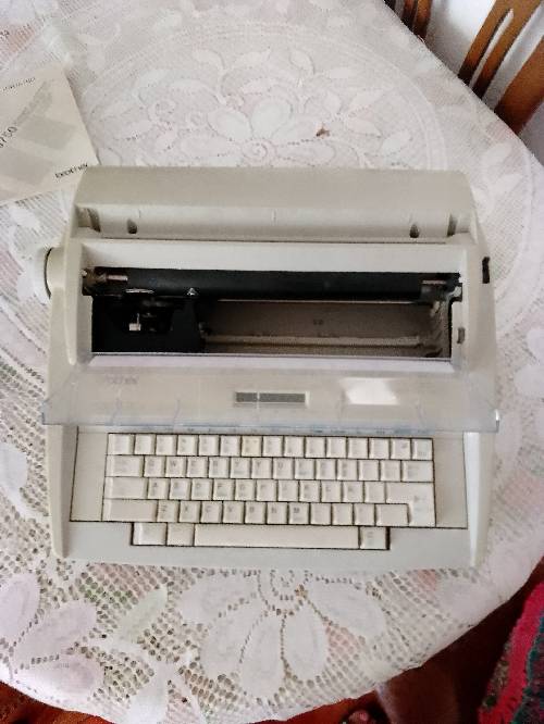 Vendo Máquina de escribir electrónica, marca Brother. Precio: $ 80.000