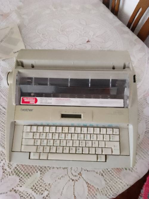Vendo Máquina de escribir electrónica, marca Brother. Precio: $ 80.000