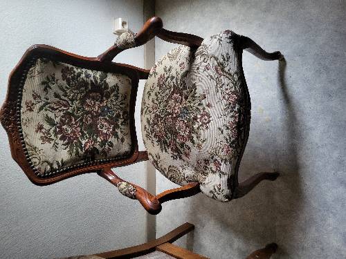Chaise ancienne 100 euro . tableau. 50 euroVases 150