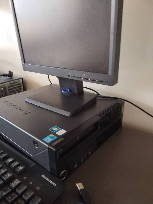 PC Lenovo en perfectas condiciones funcionando super bien y todas