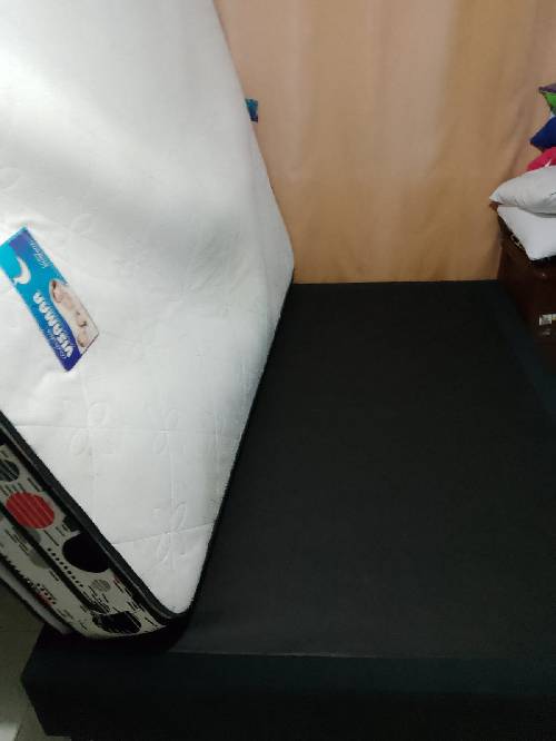 Vendo base cama con colchón y juego de muebles con