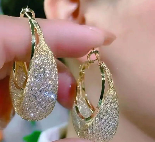 • Material: Cubic Zircone • Color: Golden • Product Design: