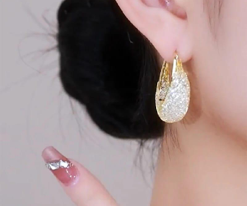 • Material: Cubic Zircone • Color: Golden • Product Design: