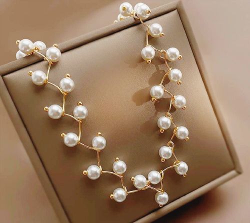 • Material: Zinc Metal Alloy • Stone: Pearl • Number