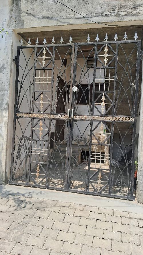 93 gaj makaan for sale with base ment