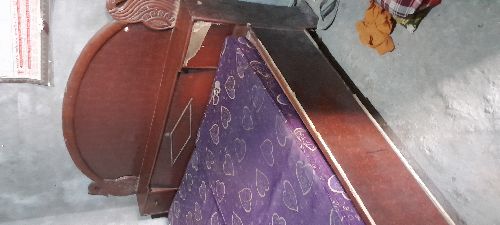 Bed nd gadde urgent sell .. Len wale hi msg