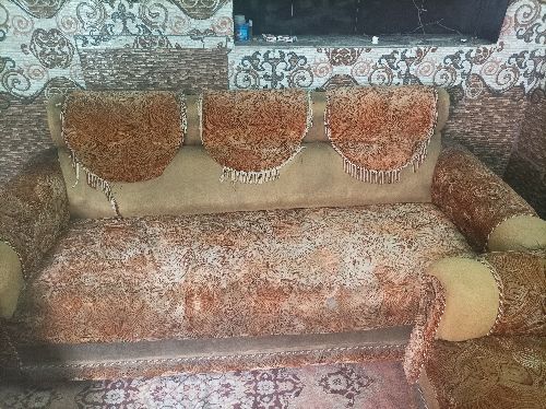 5 seater sofa. Toda repair hone wala hai