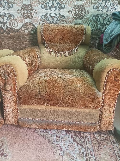5 seater sofa. Toda repair hone wala hai
