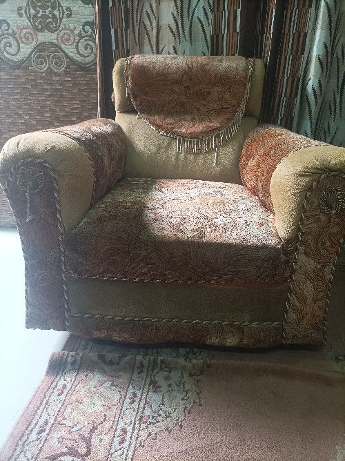 5 seater sofa. Toda repair hone wala hai