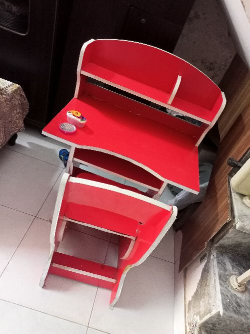 Kids study table for sale