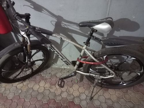 Almost fres cycle used 6 months only only shifter is