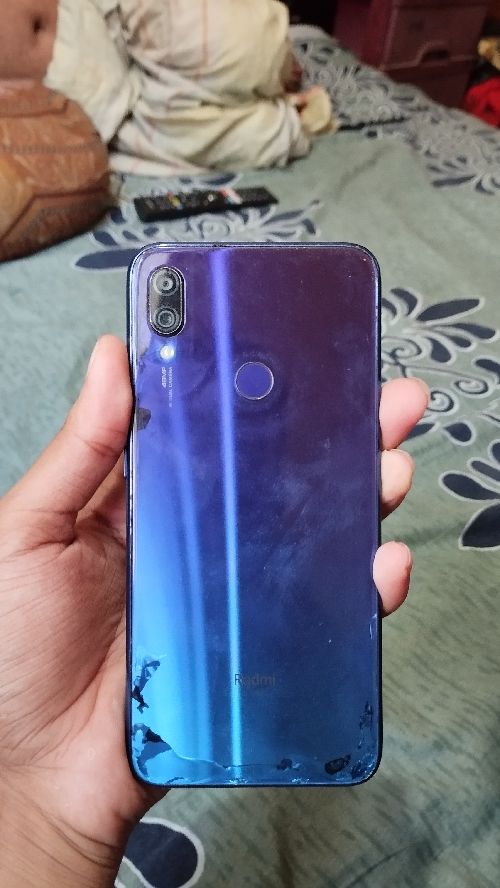Selling redmi note 7 pro in good condition with boxe