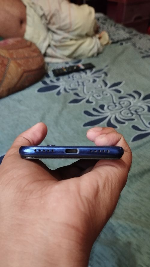 Selling redmi note 7 pro in good condition with boxe