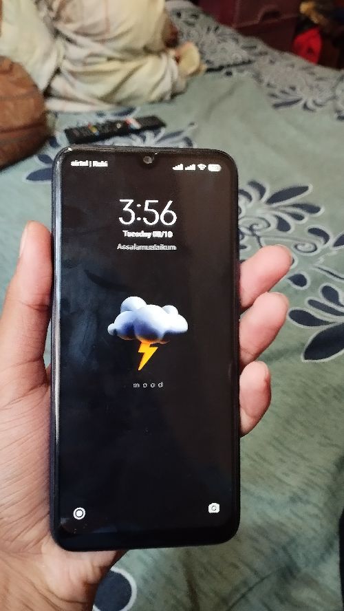 Selling redmi note 7 pro in good condition with boxe