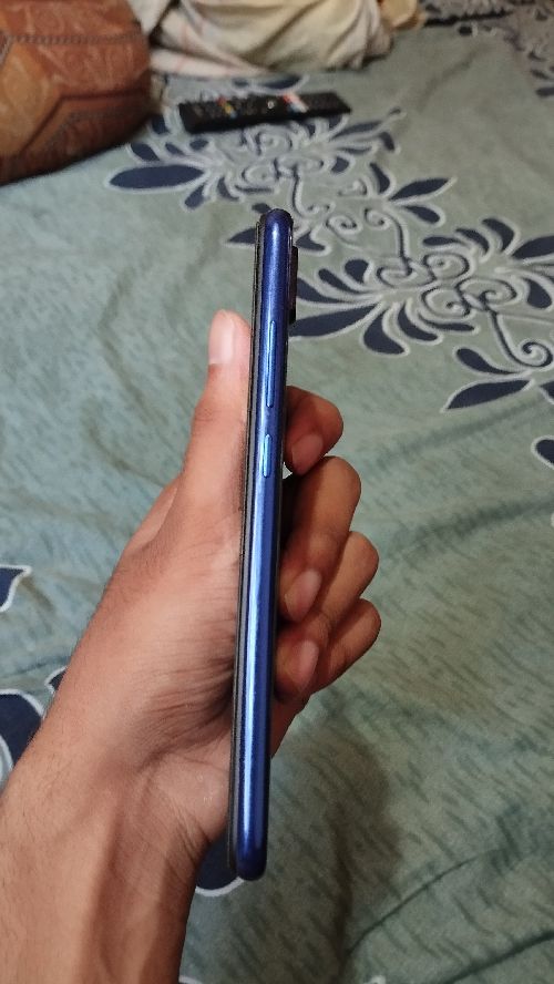 Selling redmi note 7 pro in good condition with boxe