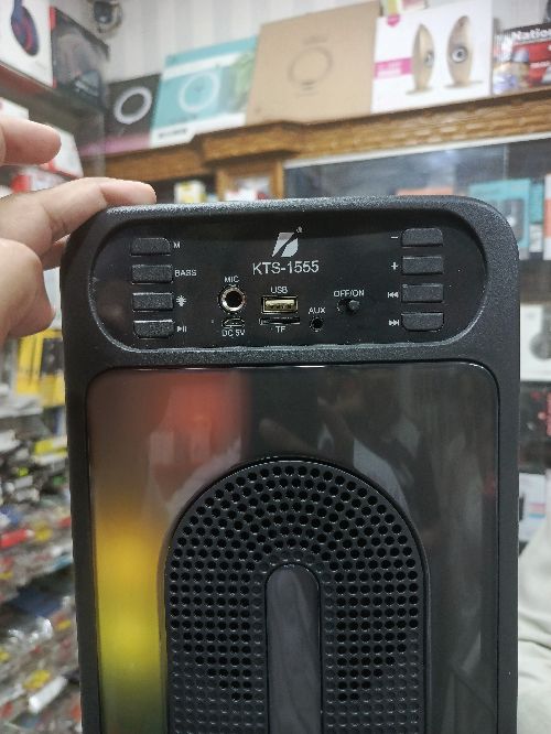 Wireless speaker iska sath mic bi hai or 4*2 inh