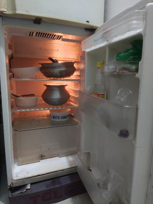 Hitachi 14 CFT Fridge ৬ মাস ব্যবহৃত হয়েছে সব কিছু