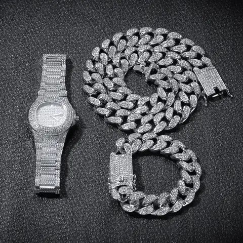 Rendez vous belle avec nous montrer et collier