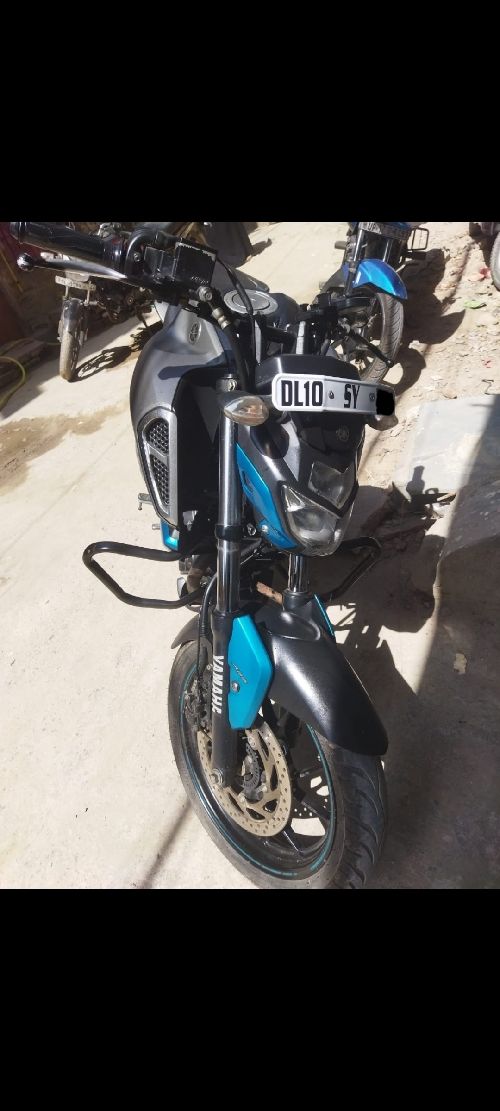 Yamaha fzs v3 top model abs में है,गाड़ी में कोई