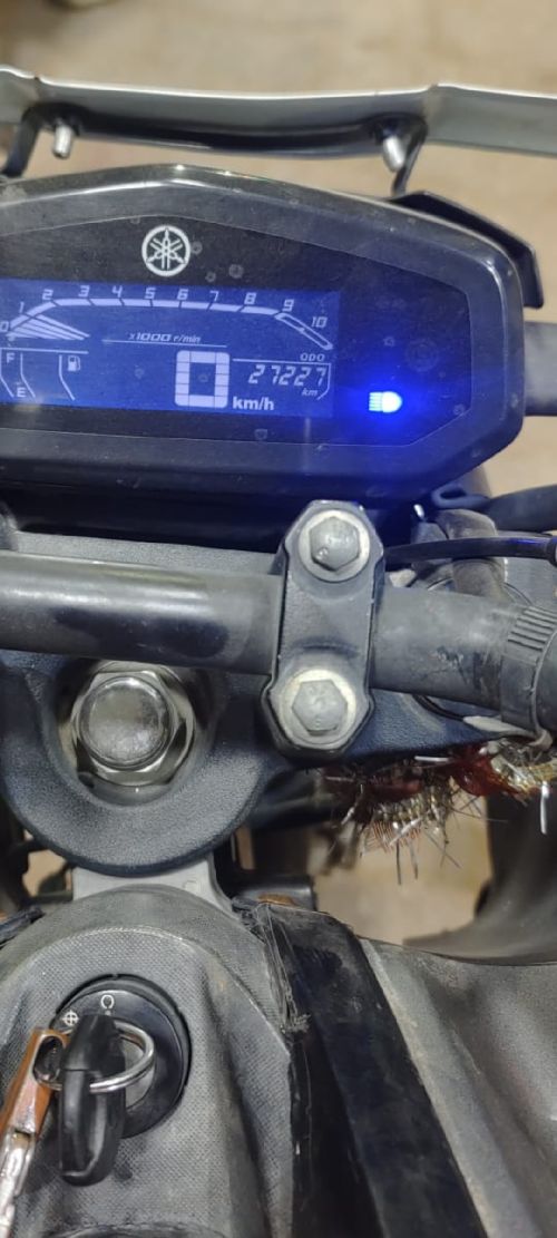 Yamaha fzs v3 top model abs में है,गाड़ी में कोई