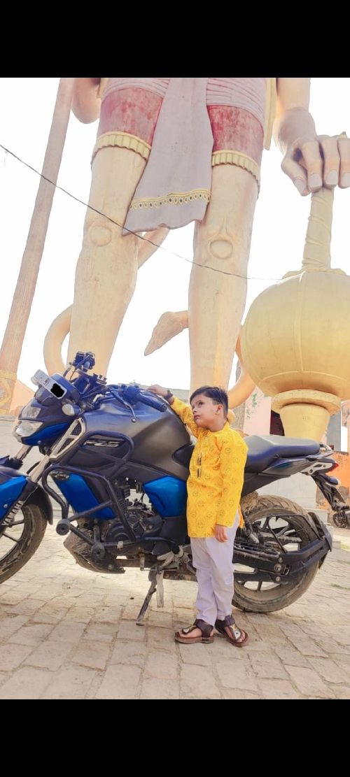 Yamaha fzs v3 top model abs में है,गाड़ी में कोई