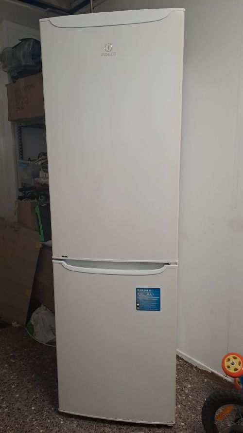 Vendo nevera indesit en muy buen estado,funciona perfectamente 👌. Watsapp👉👉632130363