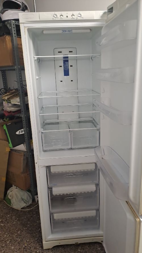 Vendo nevera indesit en muy buen estado,funciona perfectamente 👌. Watsapp👉👉632130363