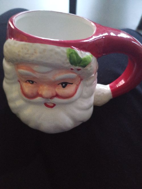 Een kerst mok in rood en wit