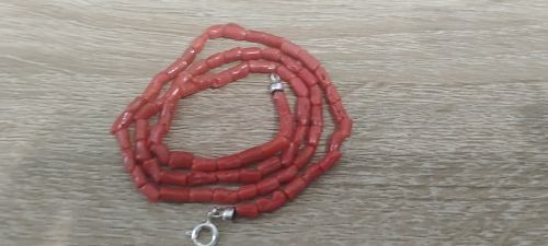Collana in corallo rosso a cannettine, montata in argento 925