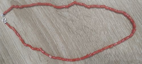 Collana in corallo rosso a cannettine, montata in argento 925