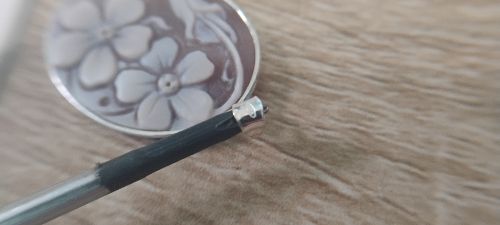 Cammeo raffigurante fiori, inciso a mano su conchiglia e montato