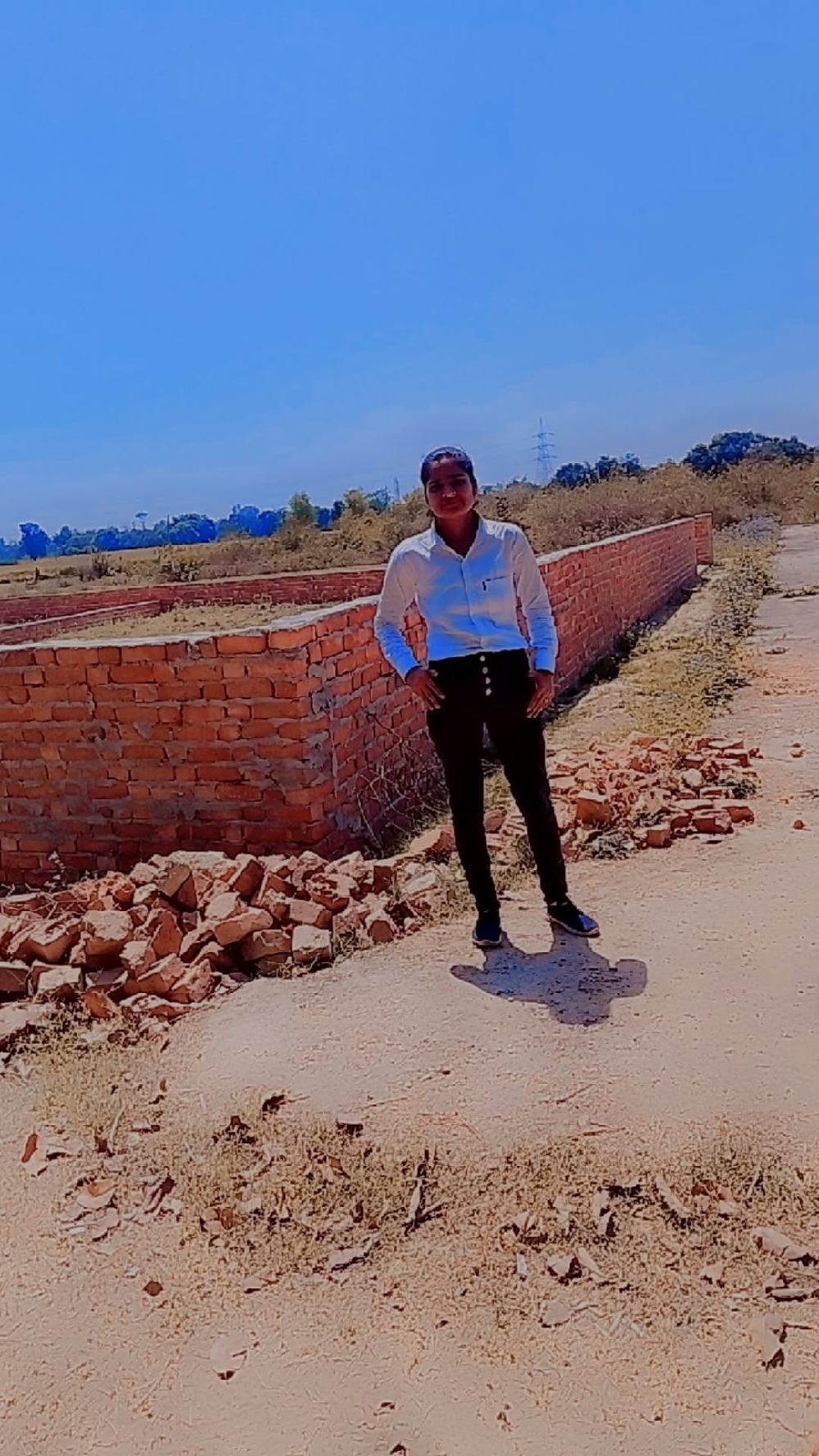 charo taraf highway ke beecho bich prime location p ache