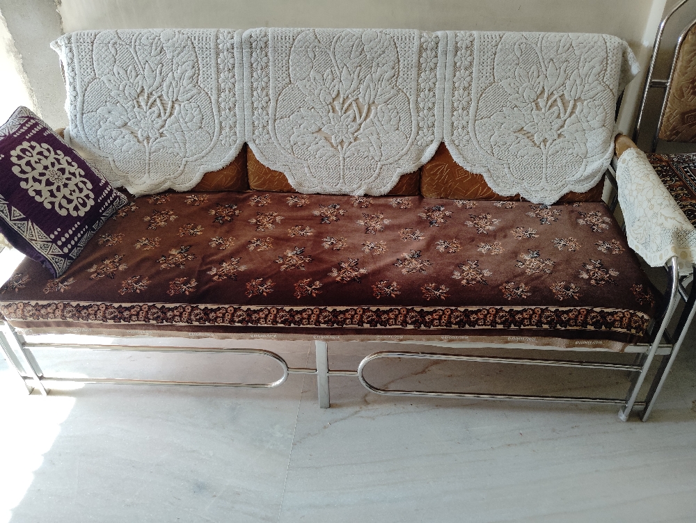 Sell sofa set with julla