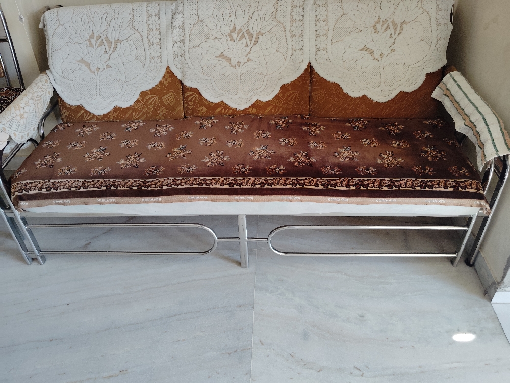 Sell sofa set with julla