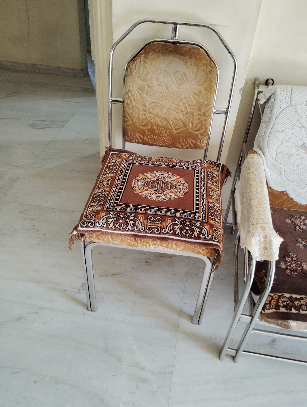 Sell sofa set with julla