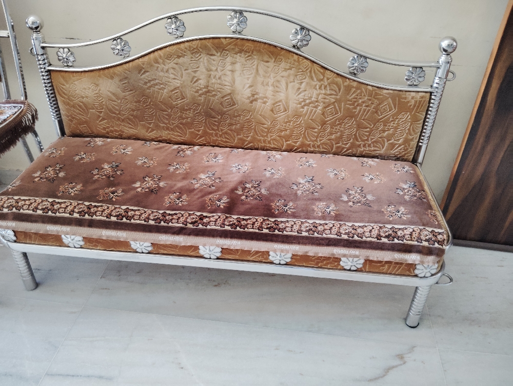 Sell sofa set with julla