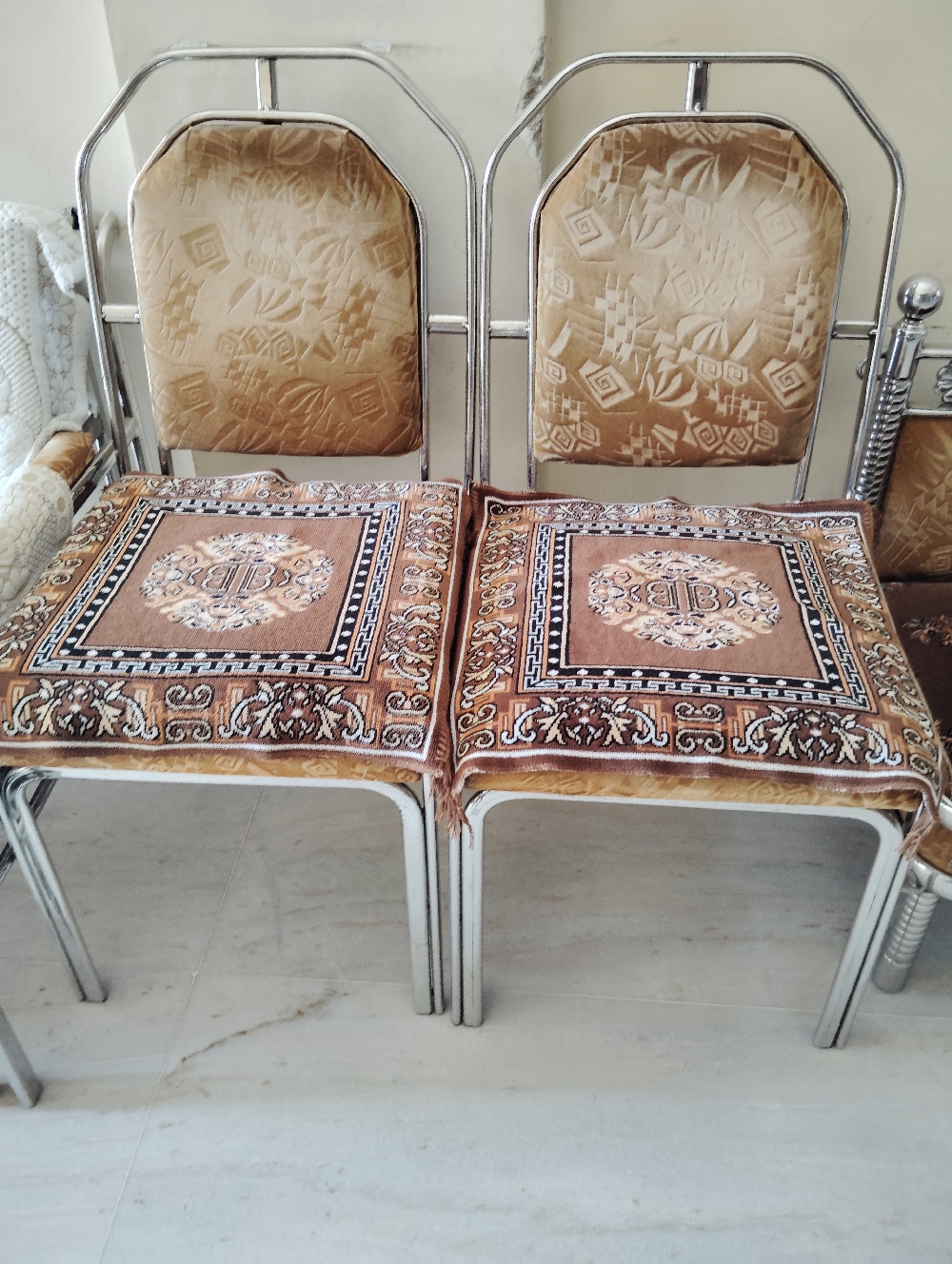 Sell sofa set with julla