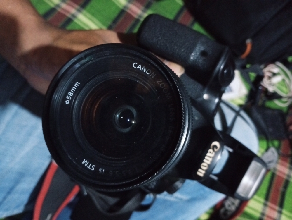 canon 60d with 18-55mm stm kit lens with full box