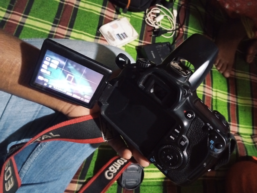 canon 60d with 18-55mm stm kit lens with full box