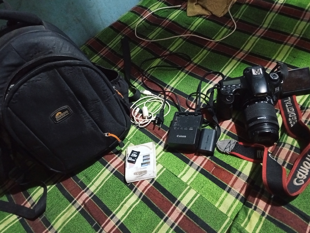 canon 60d with 18-55mm stm kit lens with full box