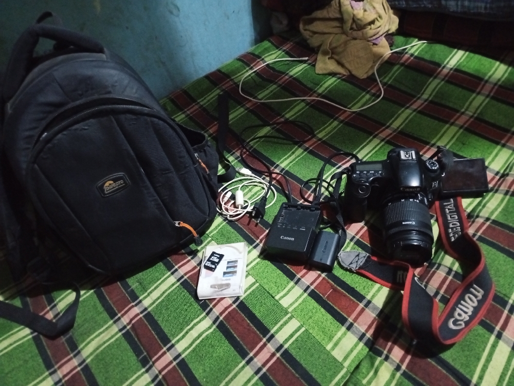 canon 60d with 18-55mm stm kit lens with full box