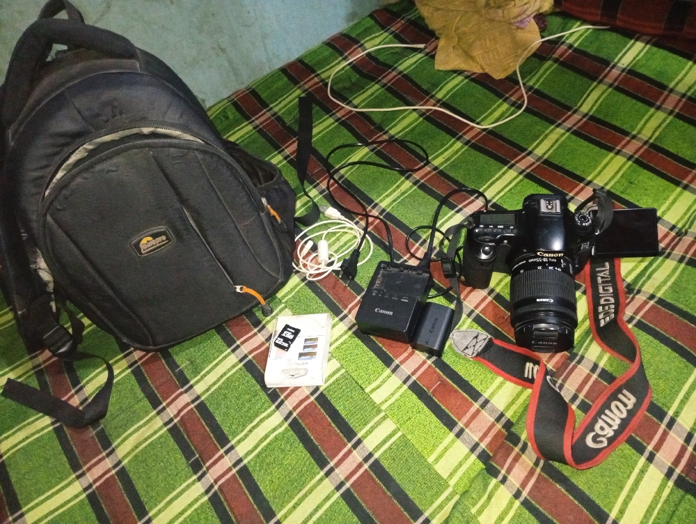 canon 60d with 18-55mm stm kit lens with full box