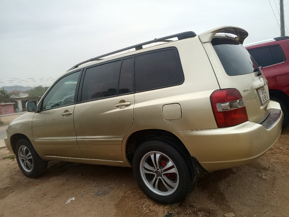 KESSE GIANT AUTOMOBILE 0204380506... Very neat Toyota Highlander, small engine