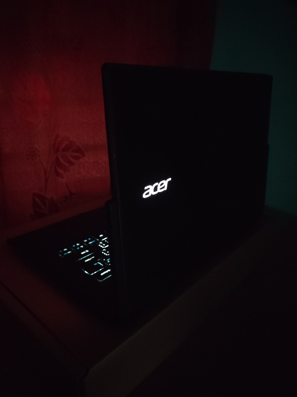 Acer aspire r7-371t. Touch screen Folded Ram: 4gb Processor: intel