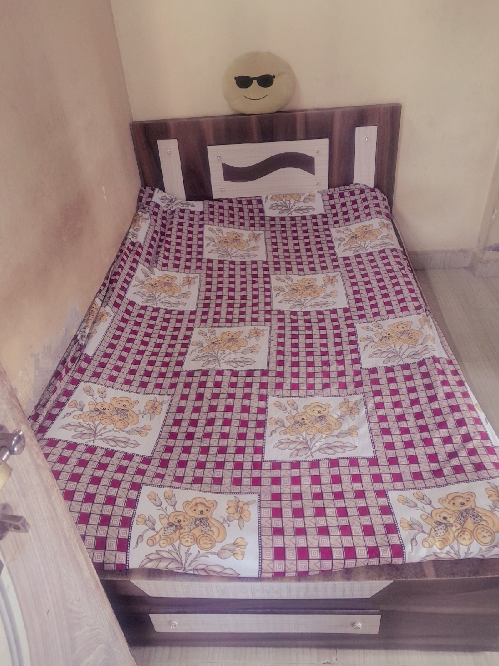 4×6 double size bed with huge storage box in it