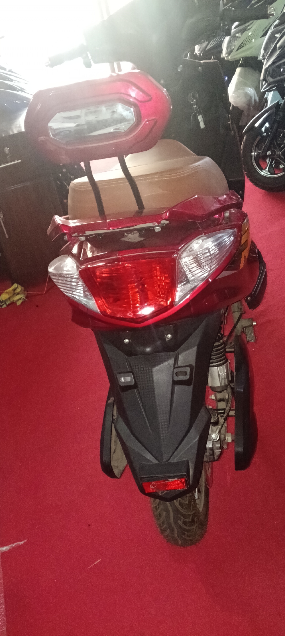 Electric scuty Lithium battery 4 year warranty 3 sarvice free