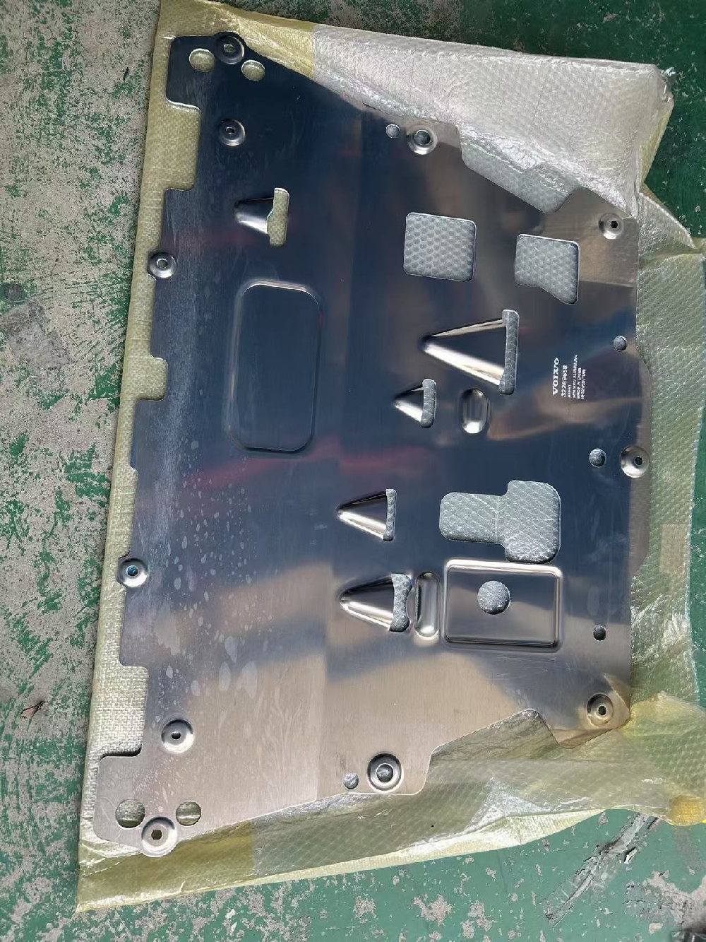 Volvo engine lower guard plate made of titanium alloy with
